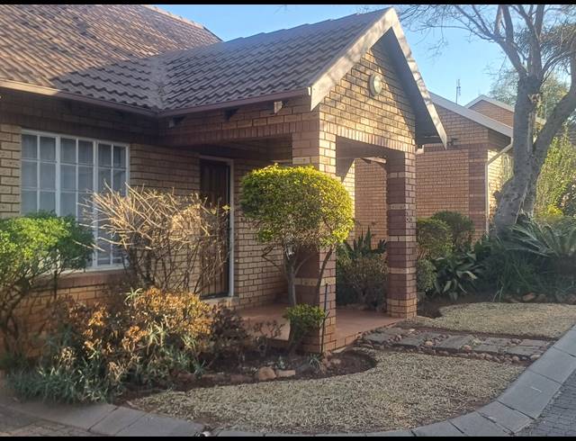2 BEDROOM TOWNHOUSE FOR SALE IN CLUBVIEW